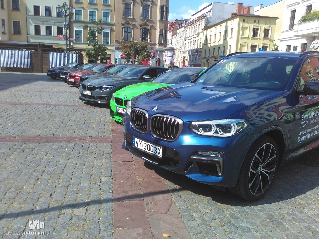 Przejazd aut BMW ulicami Torunia