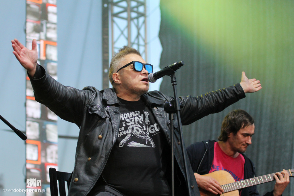 Koncert Wolności za urzędem marszałkowskim