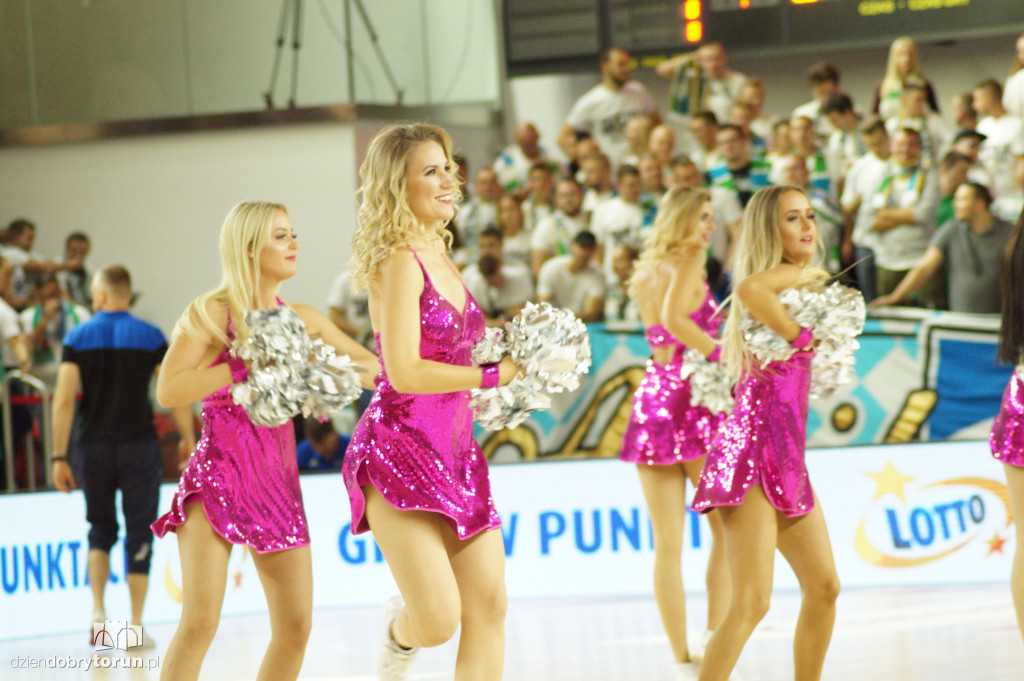 Cheerleaderki na meczu o superpuchar