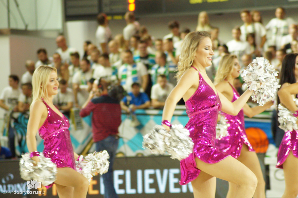 Cheerleaderki na meczu o superpuchar