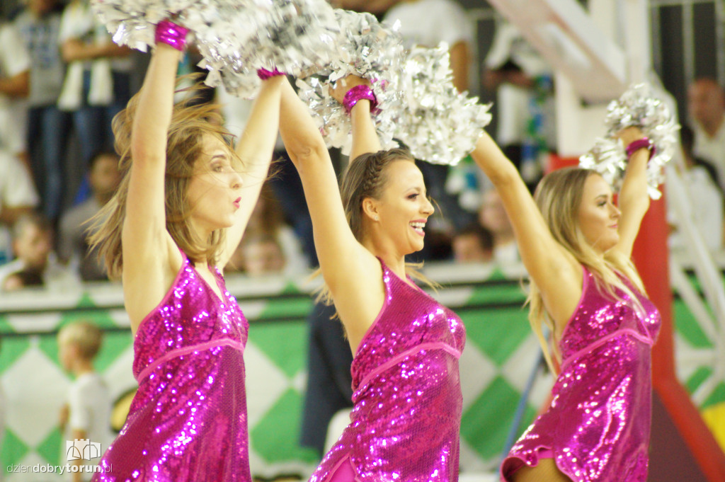 Cheerleaderki na meczu o superpuchar