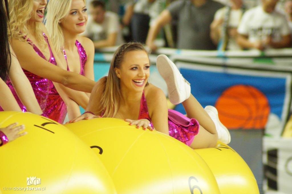 Cheerleaderki na meczu o superpuchar