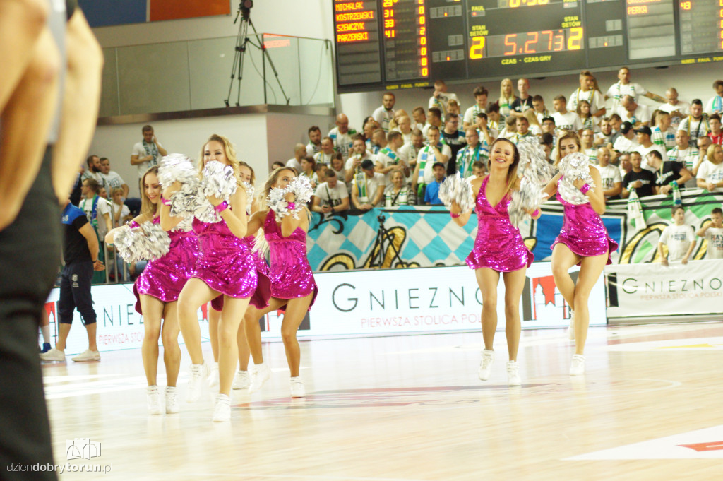 Cheerleaderki na meczu o superpuchar