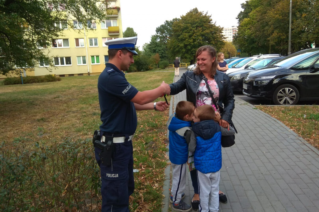 Policjanci wręczali odblaski
