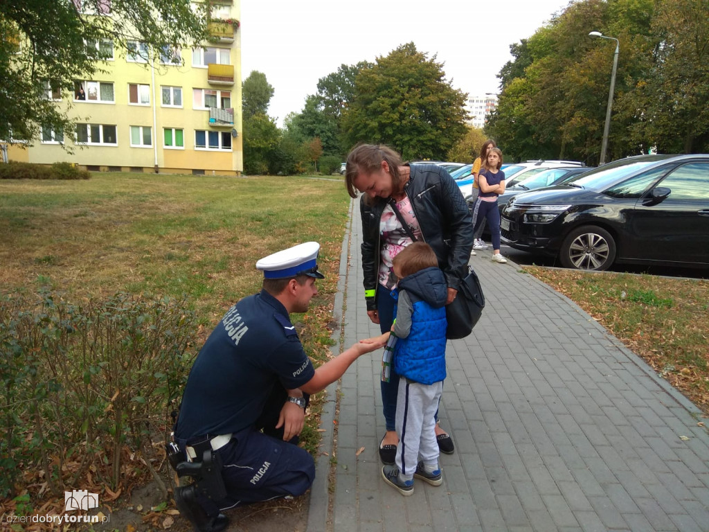Policjanci wręczali odblaski