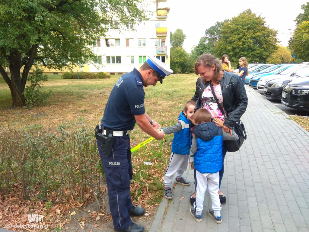 Policjanci wręczali odblaski
