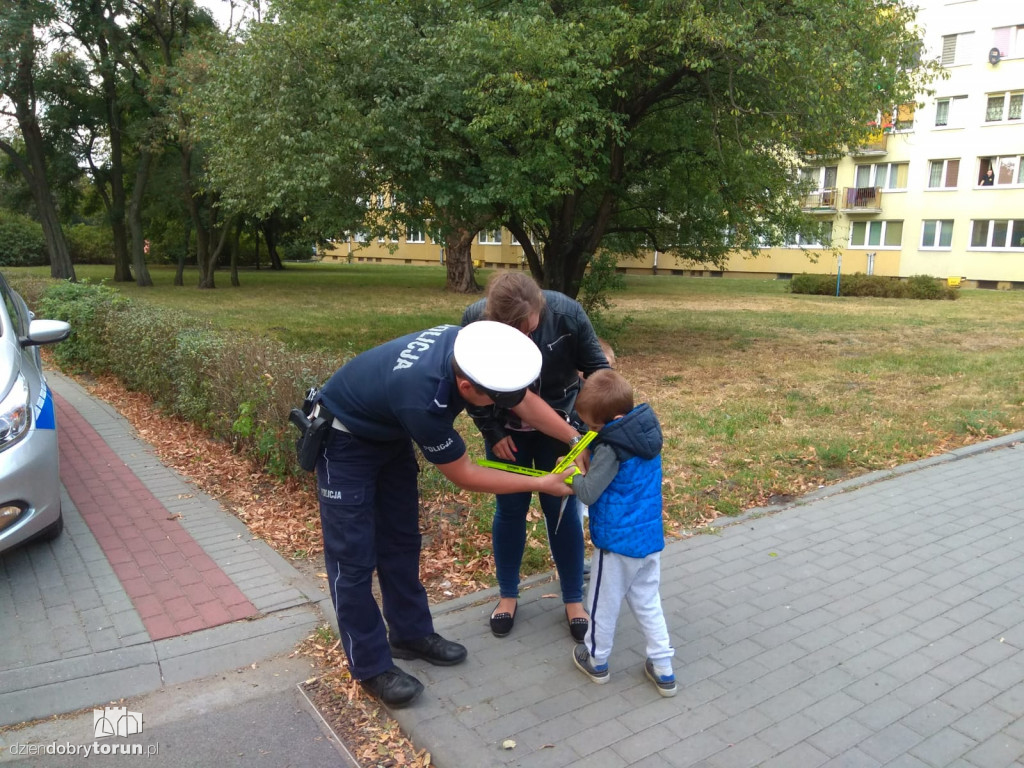Policjanci wręczali odblaski