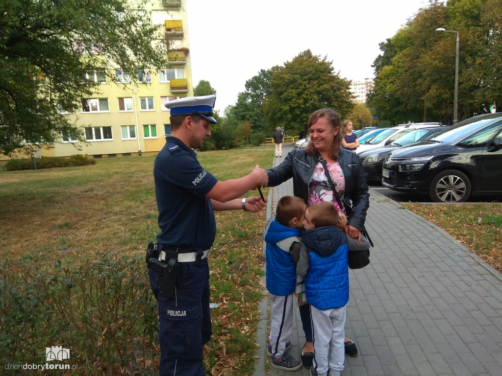 Policjanci wręczali odblaski