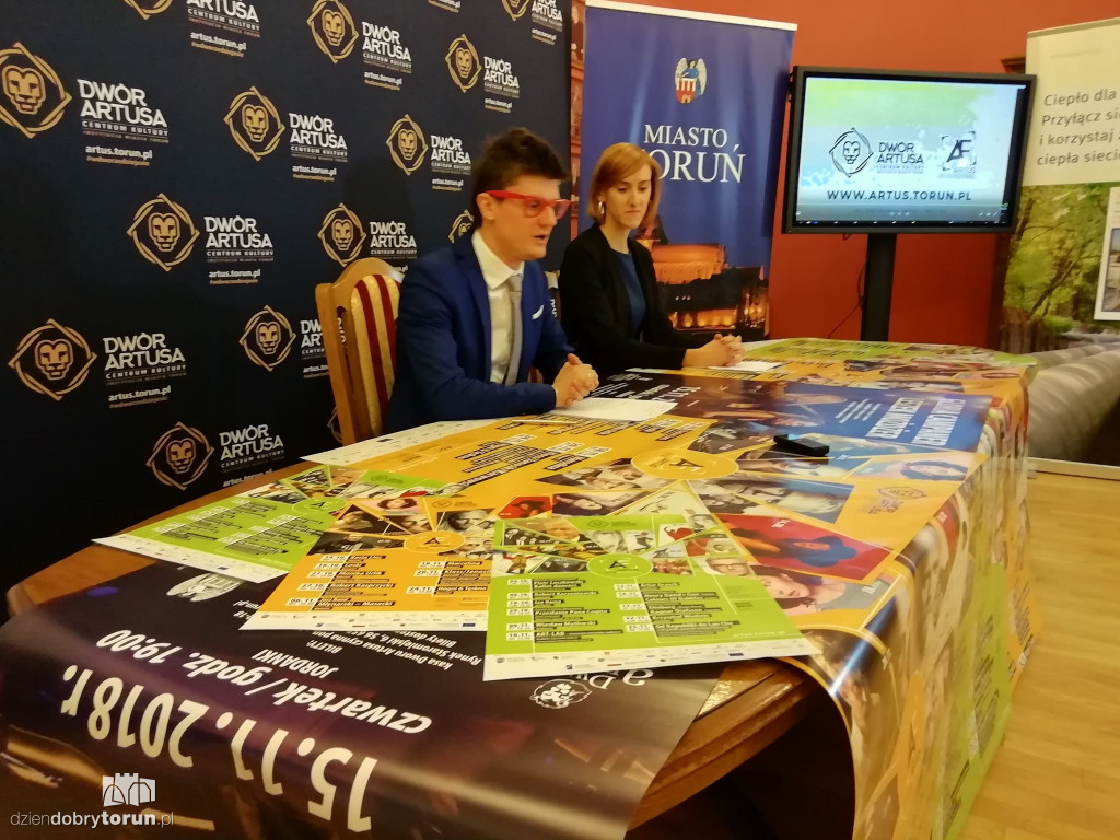 Dwór Artusa z nowym logo i programem