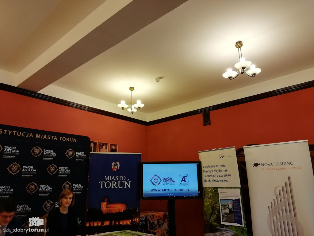 Dwór Artusa z nowym logo i programem