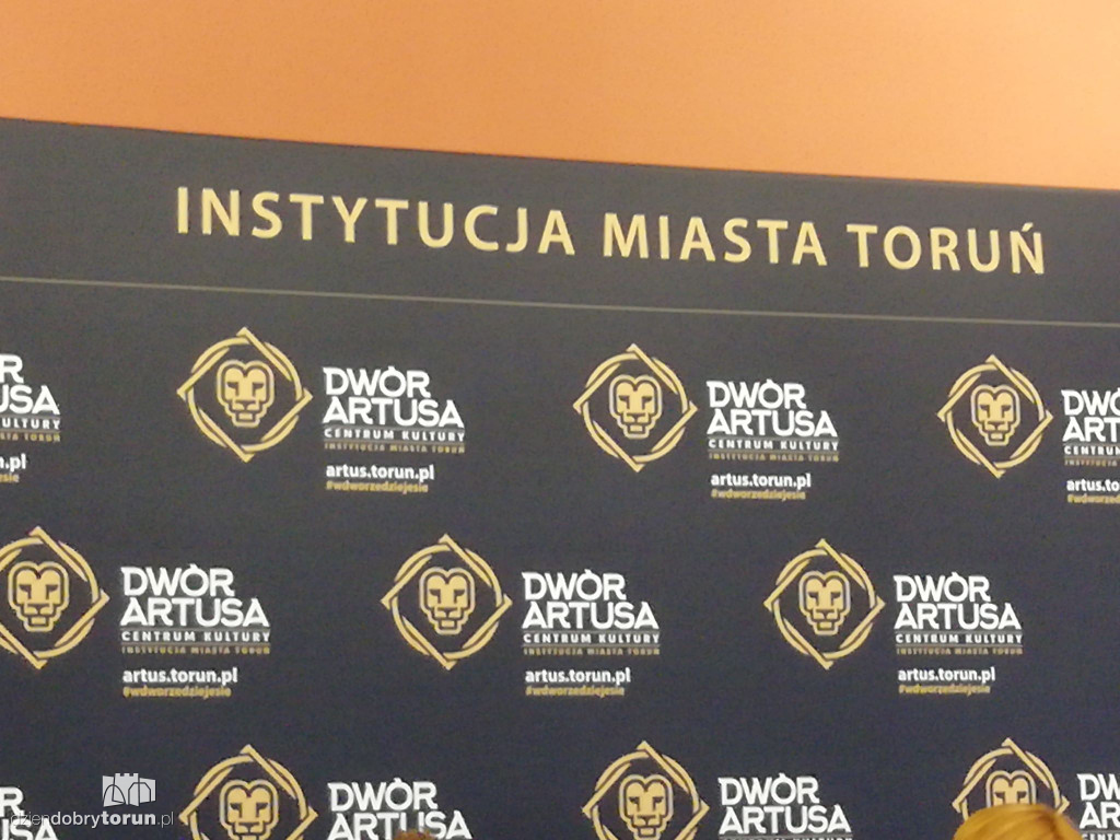 Dwór Artusa z nowym logo i programem