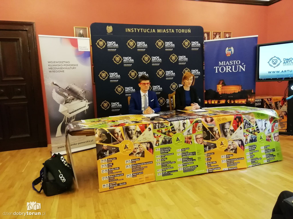 Dwór Artusa z nowym logo i programem