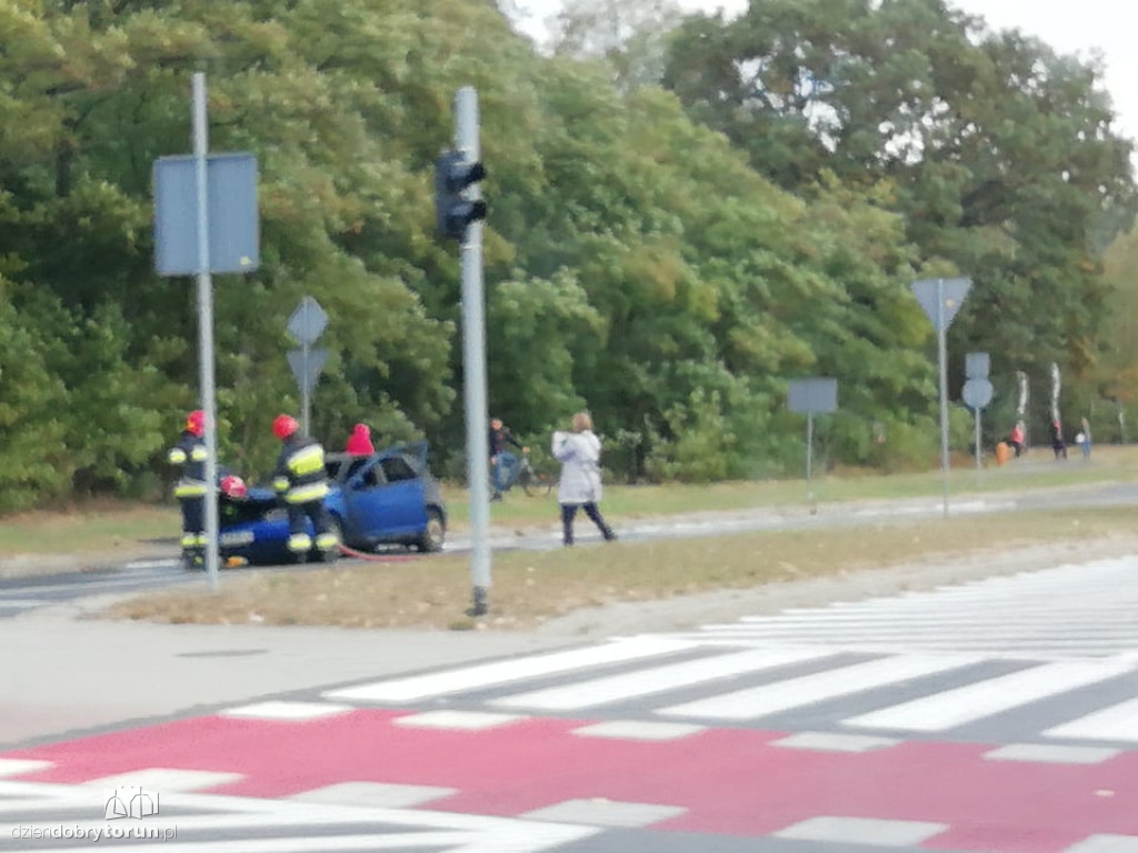 Spalony samochód przy Olimpijskiej