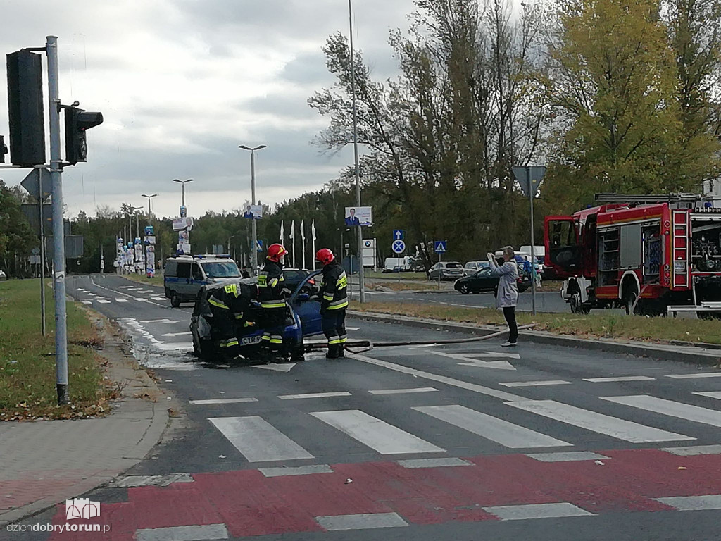 Spalony samochód przy Olimpijskiej