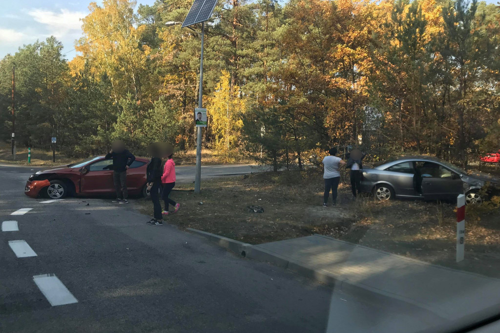Groźna kolizja dwóch aut w Pędzewie