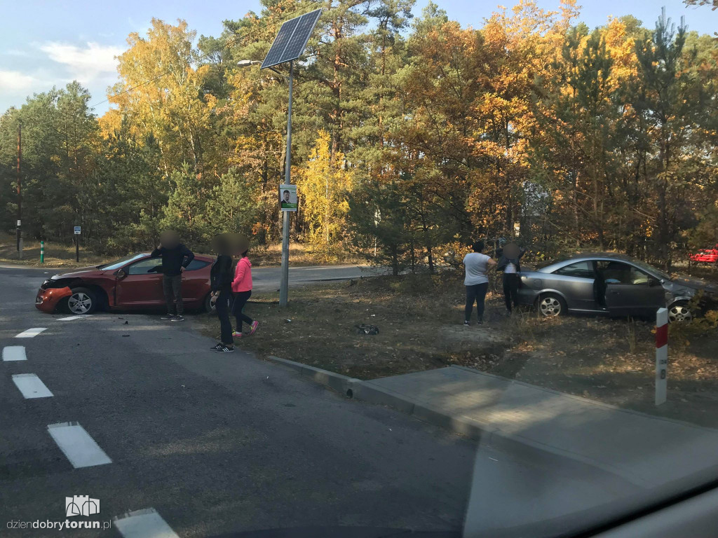 Groźna kolizja dwóch aut w Pędzewie