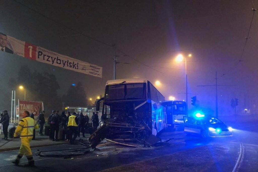 Kolizja autokaru z ciężarówką przy dworcu