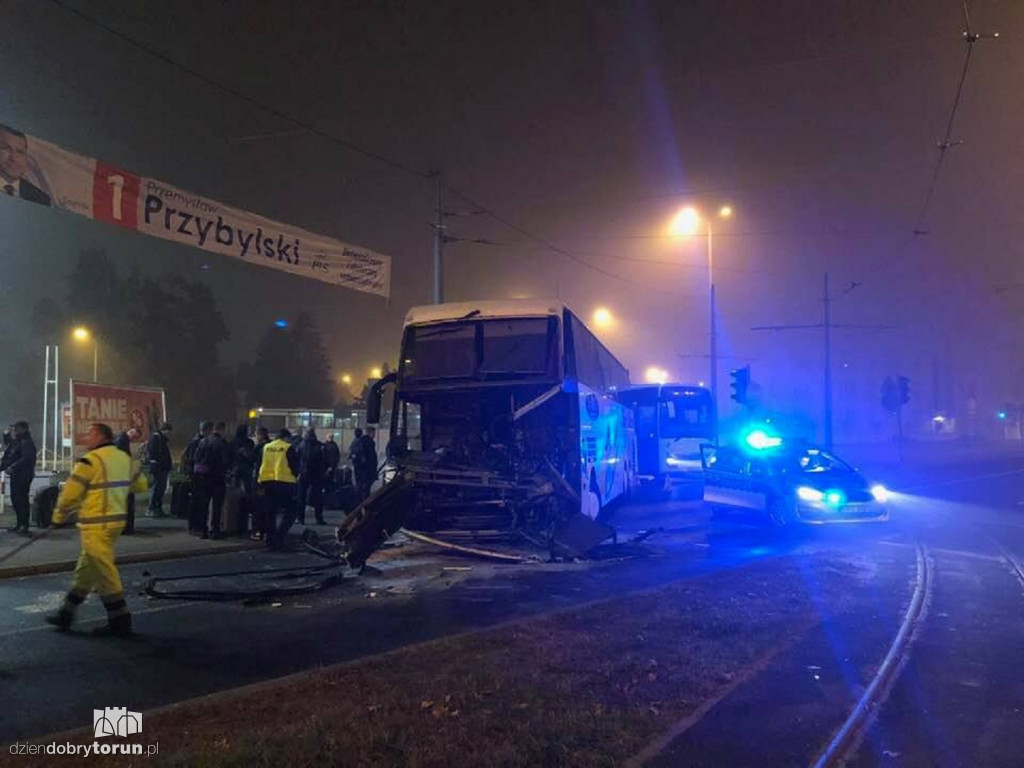 Kolizja autokaru z ciężarówką przy dworcu
