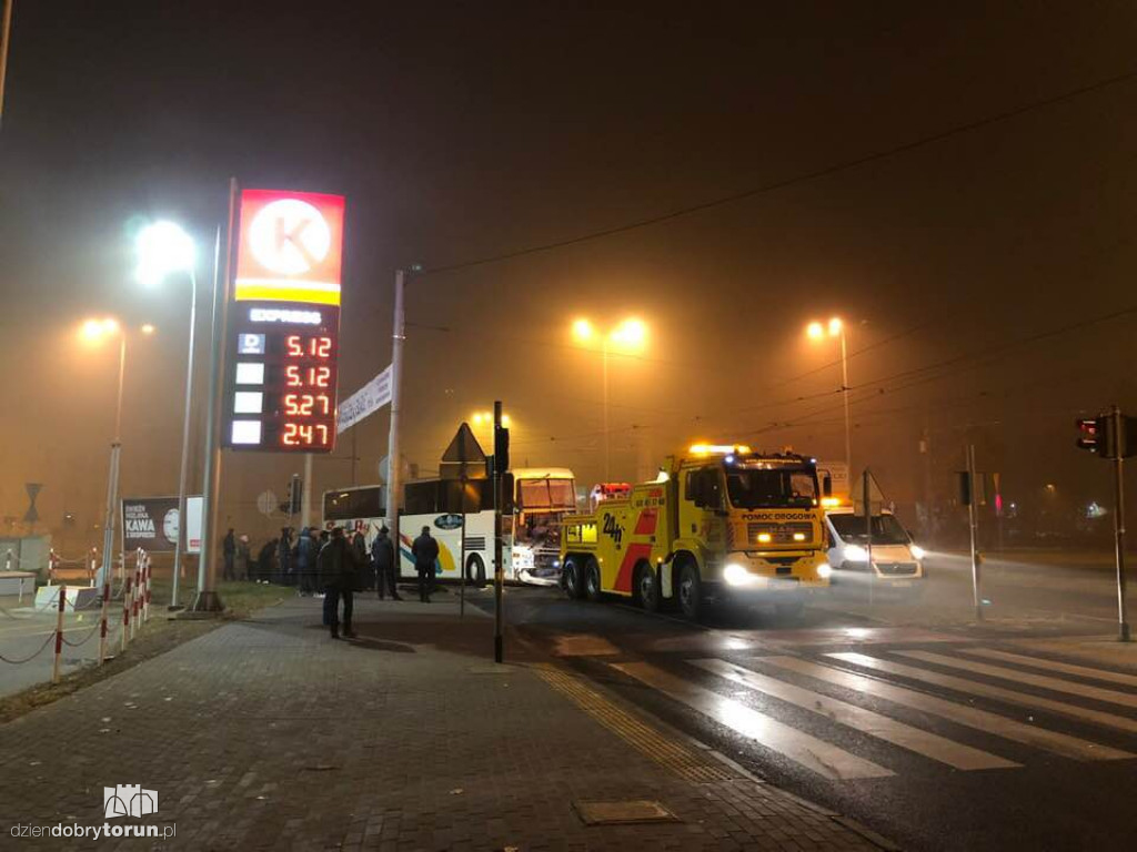 Kolizja autokaru z ciężarówką przy dworcu
