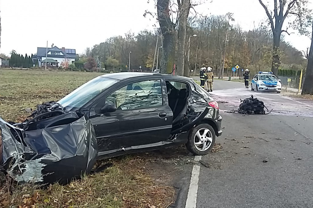 Samochodem uderzyła w drzewo