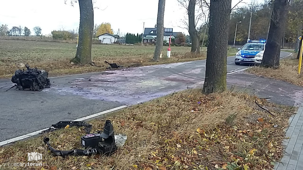 Samochodem uderzyła w drzewo