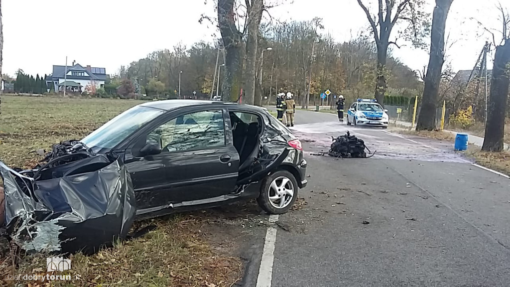 Samochodem uderzyła w drzewo