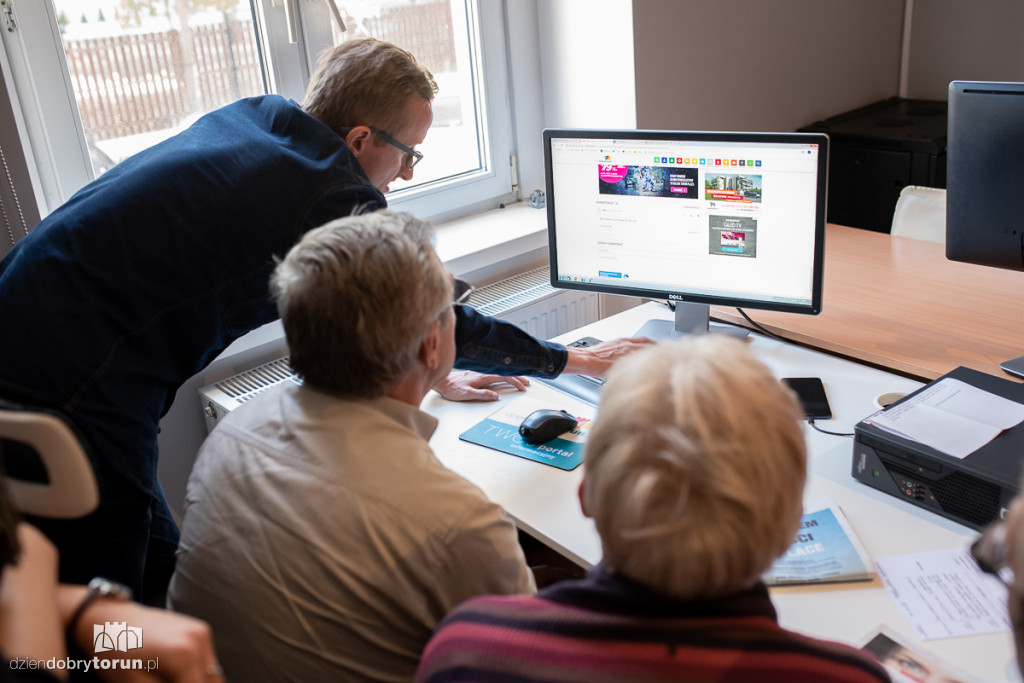 Seniorzy w redakcji ddtorun.pl