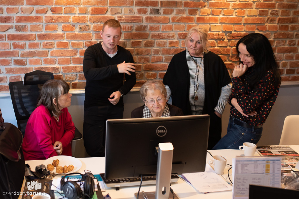 Seniorzy w redakcji ddtorun.pl