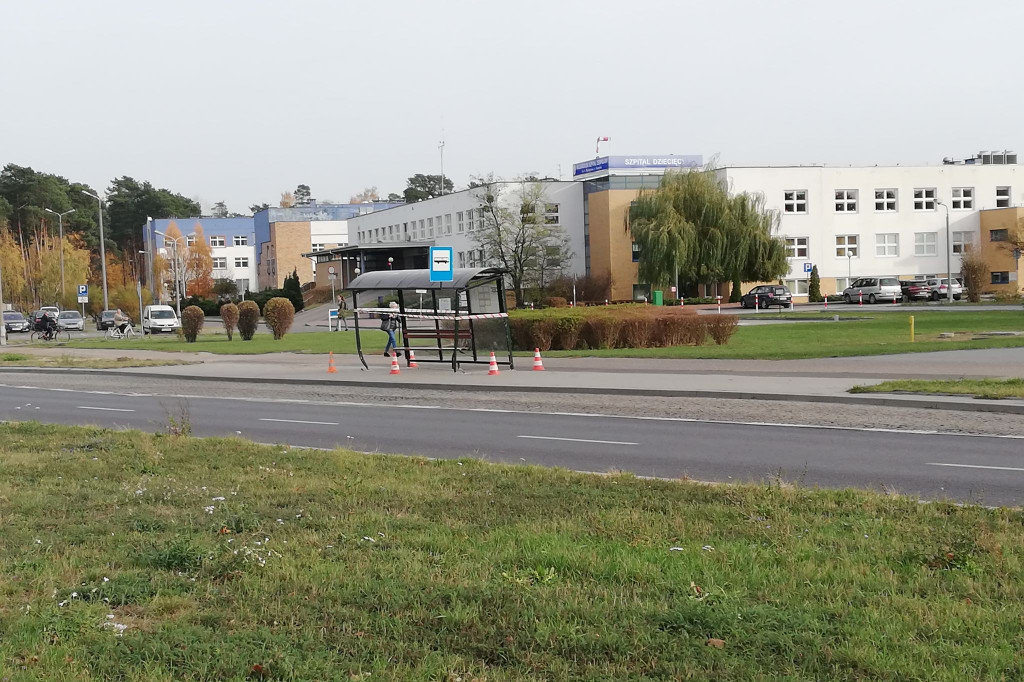 Zdewastowany przystanek na Skarpie