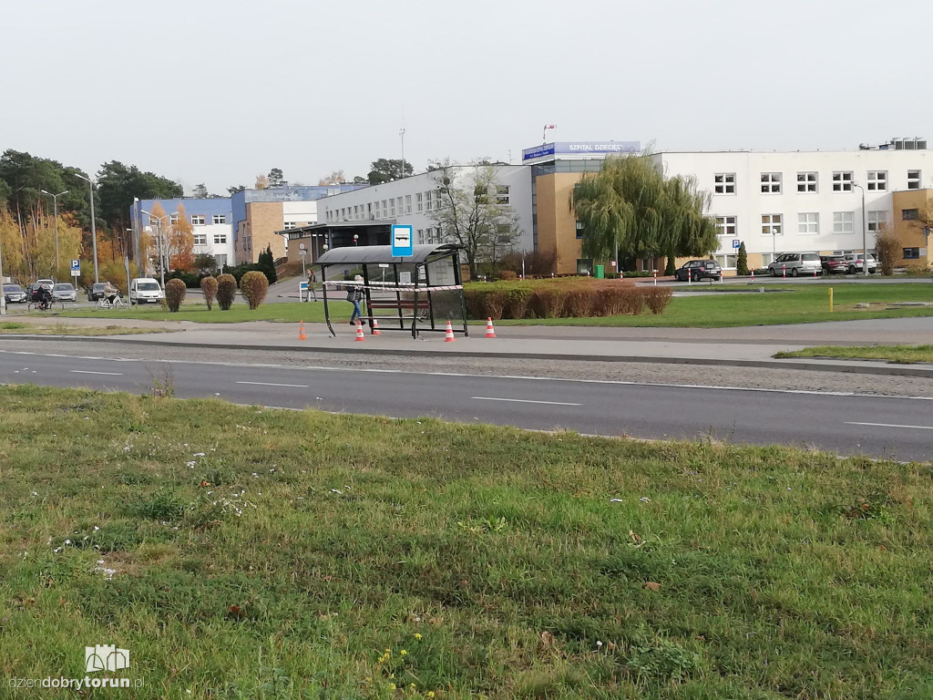 Zdewastowany przystanek na Skarpie