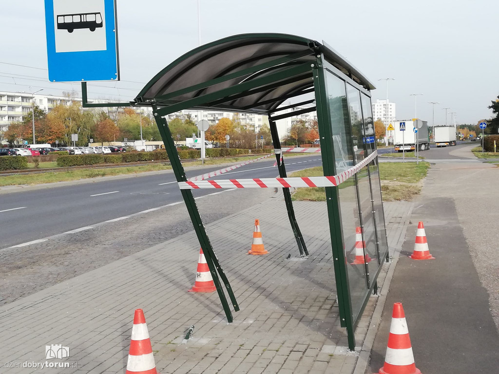 Zdewastowany przystanek na Skarpie