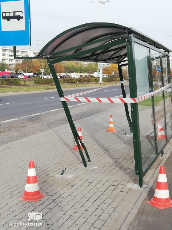 Zdewastowany przystanek na Skarpie
