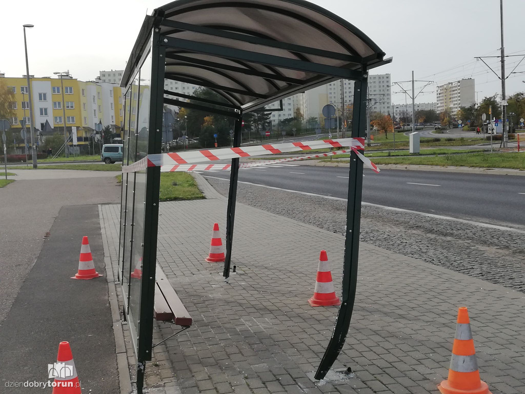 Zdewastowany przystanek na Skarpie