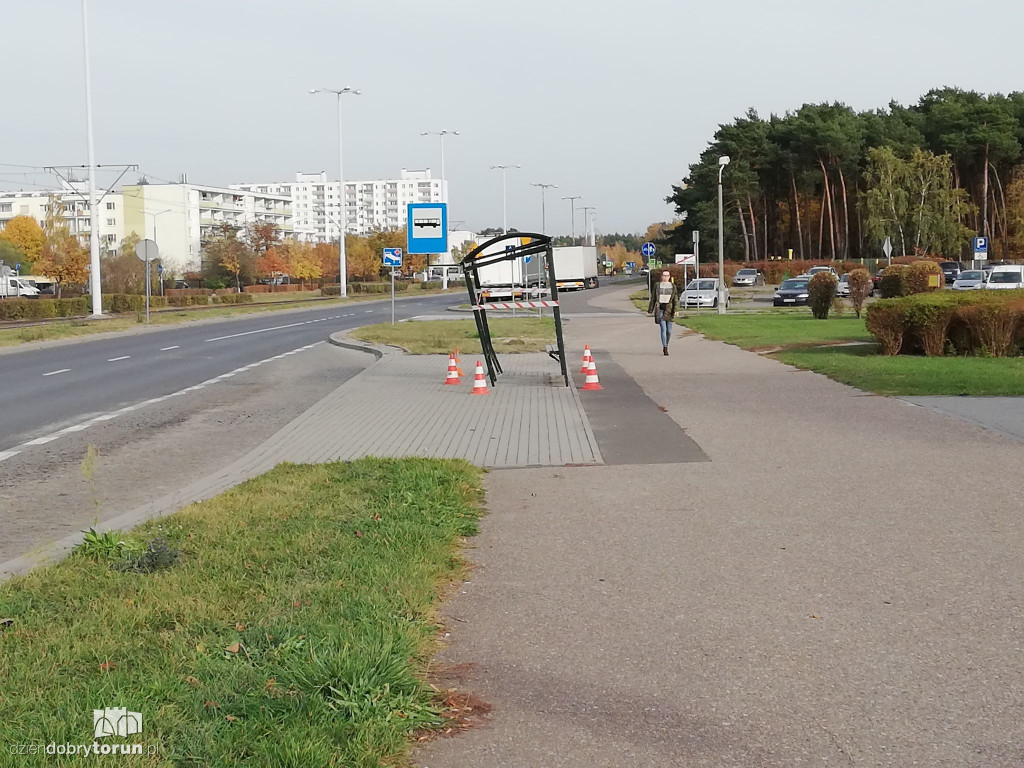 Zdewastowany przystanek na Skarpie