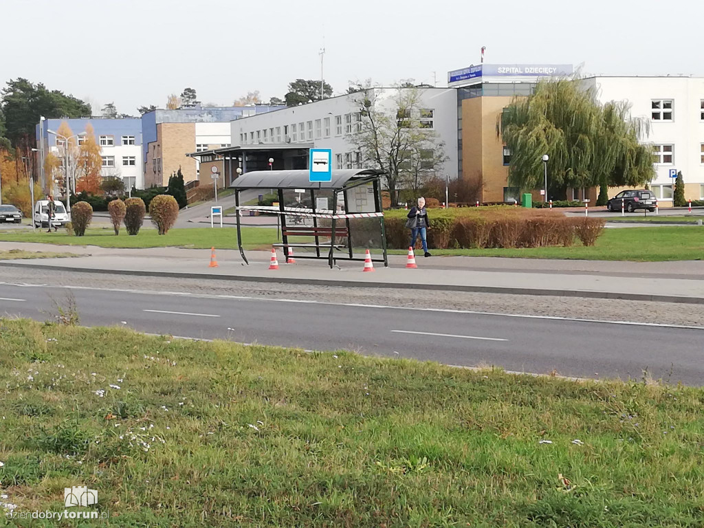 Zdewastowany przystanek na Skarpie