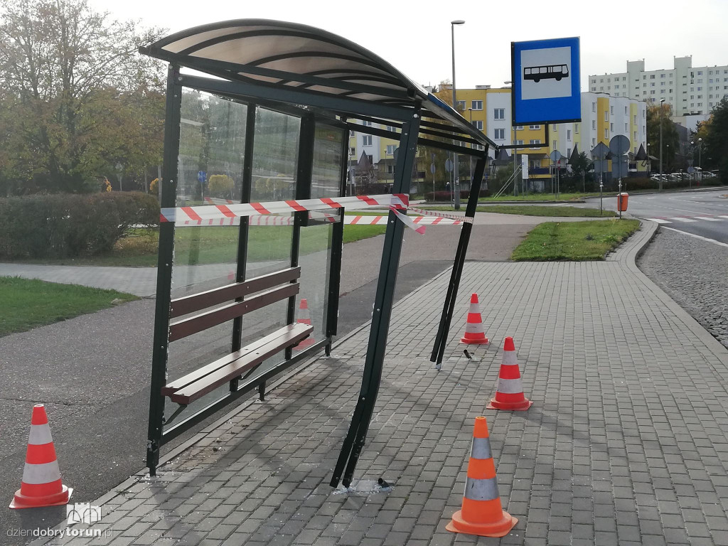 Zdewastowany przystanek na Skarpie