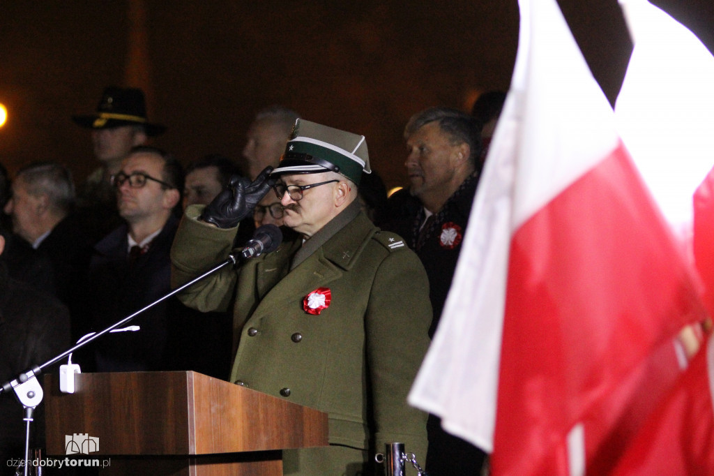Apel pod pomnikiem Piłsudskiego