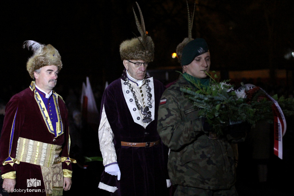 Apel pod pomnikiem Piłsudskiego