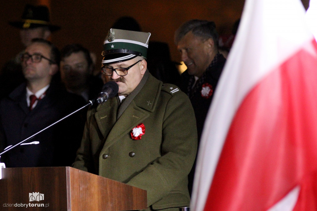 Apel pod pomnikiem Piłsudskiego