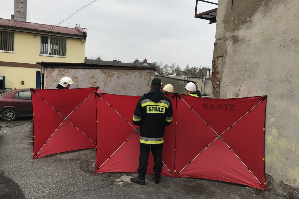 Ściana budynku przewróciła się na 36-latka