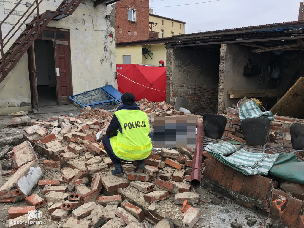 Ściana budynku przewróciła się na 36-latka
