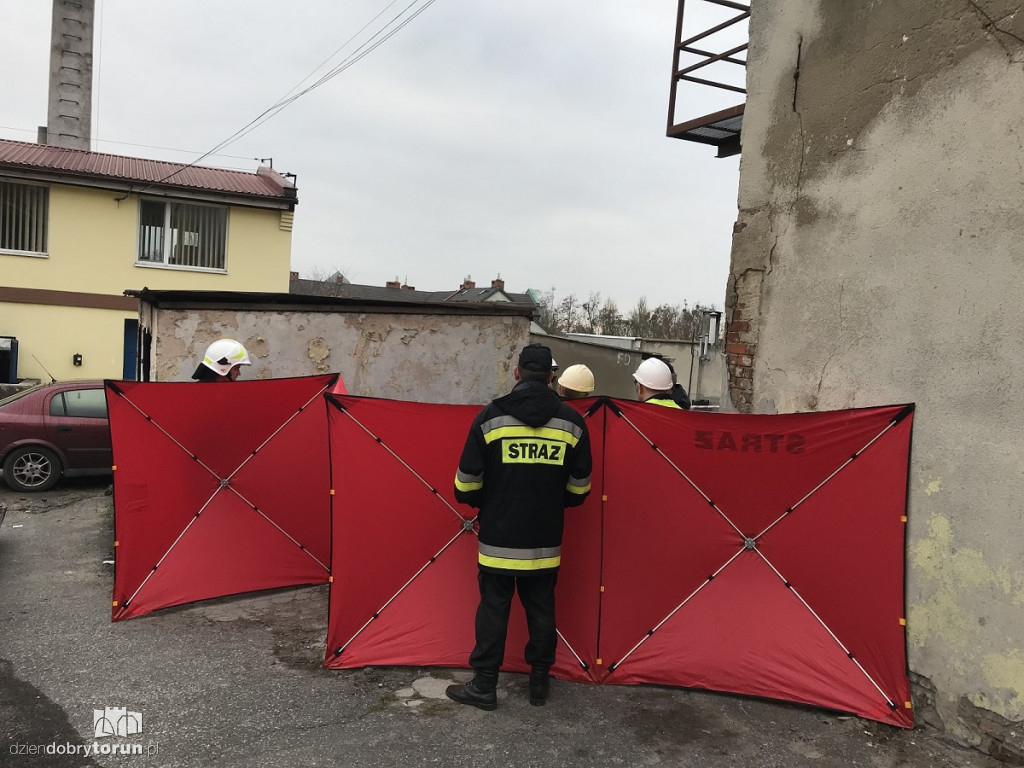 Ściana budynku przewróciła się na 36-latka
