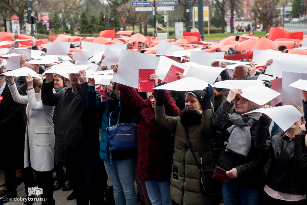 Razem dla Niepodległej przed urzędem