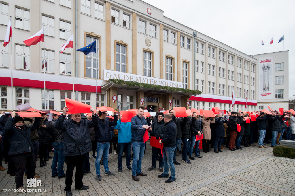 Razem dla Niepodległej przed urzędem