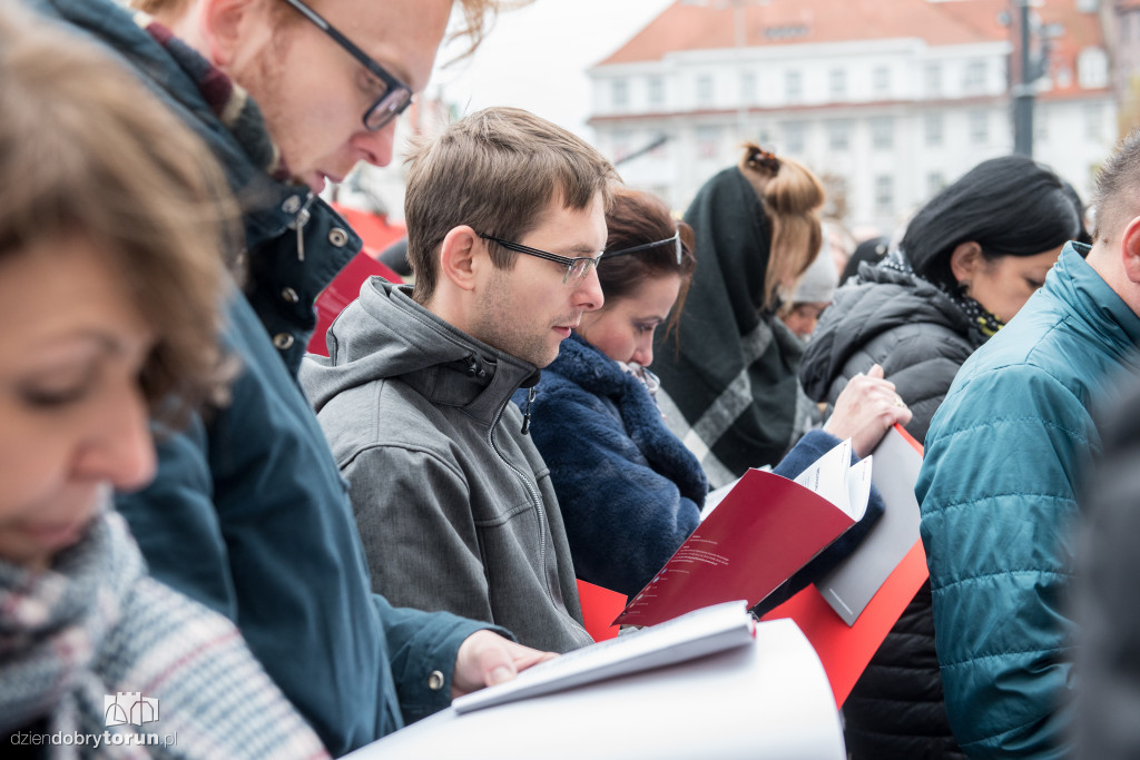 Razem dla Niepodległej przed urzędem