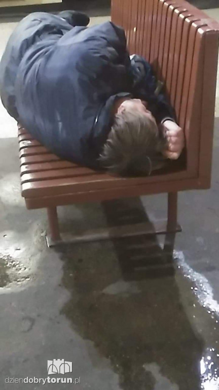 Bezdomni zadomowili się na dworcu
