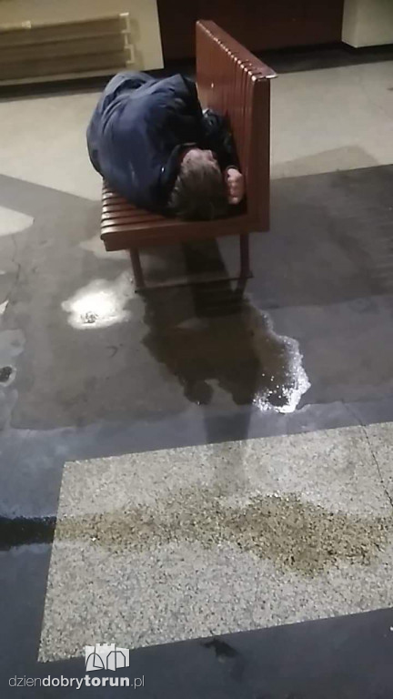 Bezdomni zadomowili się na dworcu