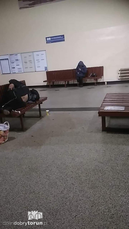 Bezdomni zadomowili się na dworcu