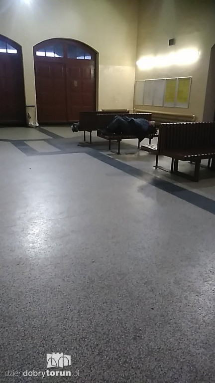 Bezdomni zadomowili się na dworcu