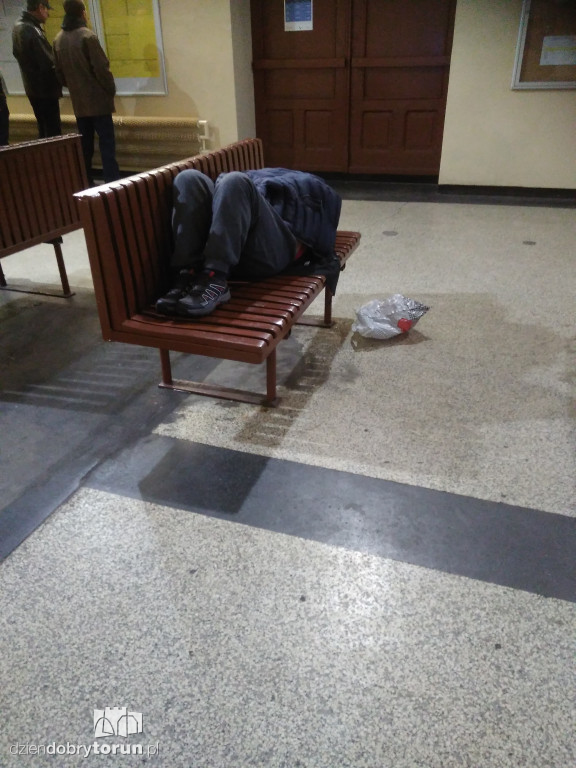 Bezdomni zadomowili się na dworcu